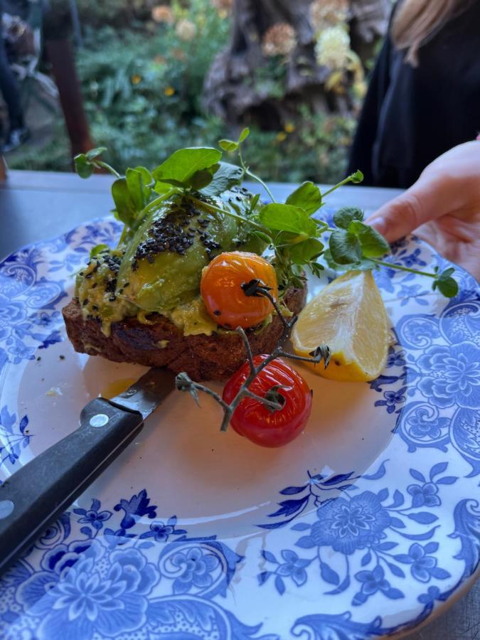 Edouard Garden Cafe Guest Room Дюрби Екстериор снимка